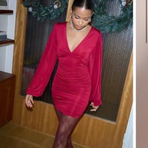 Vinröd Jerseyklänning från Nelly - Snygg vinröd klänning från Nelly som är helt slutsåld. Använt en gång, klänningen är i väldigt bra skick. Perfekt till julen eller en utekväll!!