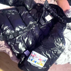  Moncler Maya  - Säljer min helt nya moncler Maya i storlek S! Den visade sig vara för stor på mig och därför behövs en ny ägare. Den är endast använd någon gång ,pris kan alltid diskuteras vid snabbköp, först till kvarn!
