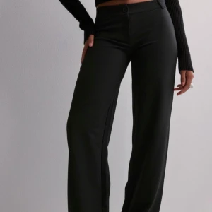 Svarta kostymbyxor - Svarta low waist kostymbyxor från Nelly. Helt nya. Storlek 32