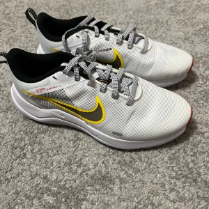 Nike skor - Säljer dessa nike skor. Aldrig använda. Hör av dig  id minsta tanke eller fundering. 