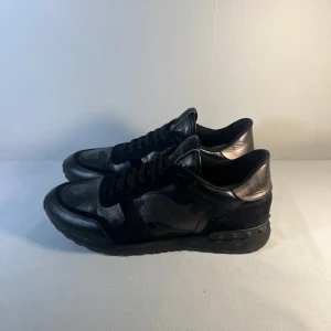 Valentino rockrunner - Säljer dessa riktigt snygga skor ifrån Valentino | Pris: 2699kr | storlek: 43 | skick: 9/10 | har du fler frågor eller funderingar är det bara att skriva 😀👍✅