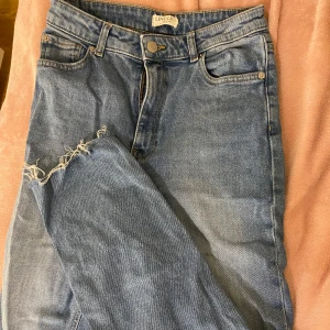 Blå raka jeans - Ett par blåa raka jeans med detaljer längst ner på benen🩵Aldrig använda & passar inte mig längre, därav ingen bild på! Medel waisted & perfekta till både vardags & fest. Köptes för 400kr, men säljer för 200kr🩵
