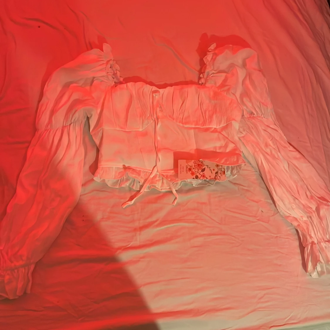 Vit blus med volangdetaljer