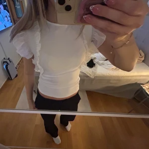 Vit blus med volangdetaljer - Snygg tröja ✨
