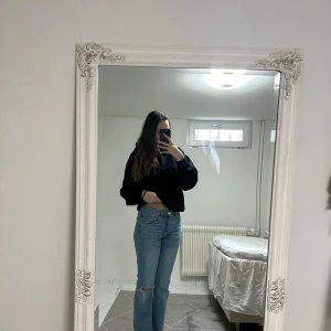 Blå jeans från Perfect Jeans - Säljer ett par snygga blå jeans från Perfect Jeans i storlek 38. De har en klassisk design  med mid weist och en rak passform. Perfekta för en avslappnad stil. Köpte för 399kr