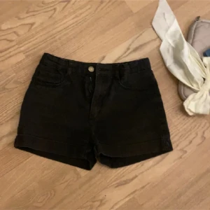 Svarta jeansshorts från H&M - Snygga svarta jeansshorts från H&M, för små så kan ej skicka bild med dem på. Skulle säga höga i midjan. Storlek 158 sitter som XS. Inte stretchiga material!