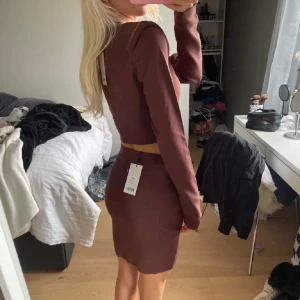 Kjol och topp - Nytt sett från nakd! Aldrig använt med prislappar kvar!  Storlek Xxs i kjolen och small i toppen!  Nypris 600