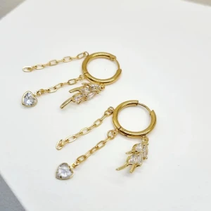 Guldörhängen med hjärtformade hängen - Eleganta guldörhängen med kedjor och hjärtformade hängen. Örhängena har gnistrande stenar och en unik design med dubbla kedjor som ger en modern touch.Handgjorda örhängen ● 💎Material- 100% rostfritt stål och kristall ●Längd -5cm 