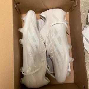 Adidas X Crazyfast.1 - Säljer ett par vita Adidas X Crazyfast.1 fotbollsskor. Skorna är aldrig använda och är köpta för någon vecka sedan! Kostar 2000 nypris! 