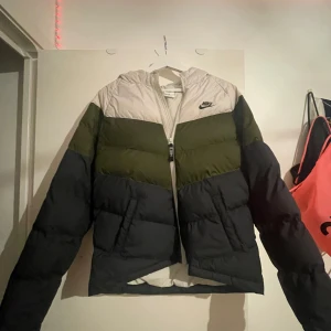 Nike vinter jacka  - En helt ny Nike vinter jacka. Perfekt för en kall vinter. 