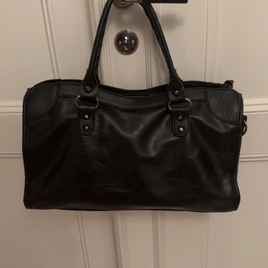 Svart skinnväska med dragkedja - 91