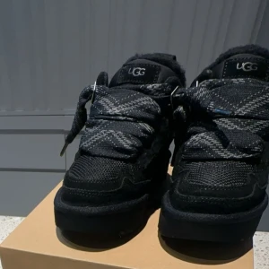  UGG Lowmel - Säljer mina lowmel som är köpta för 3000. Har tyvärr inte kvar kartongen men skorna säljs tillsammans med svarta skosnören som följde med skorna. Fler bilder kan skickas!