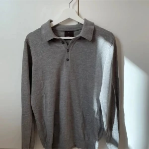 Grå pikétröja Oscar Jacobson - Säljer en grå pikétröja från Oscar Jacobson. Storlek M. 100% merinoull. Tveka inte på att kontakta för ytterligare frågor! 