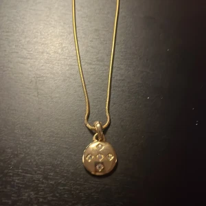 Gulligt halsband med diamanter  - Gulligt halsband med fyra diamanter😻Nypris: 100kr, aldrig använd med ettiket! 