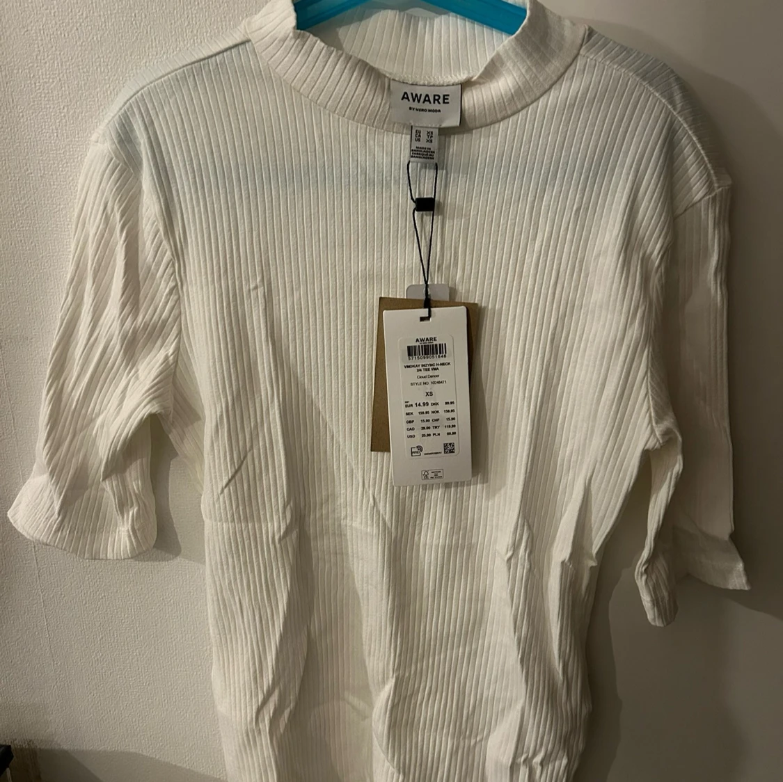 Vit ribbad tröja från Aware