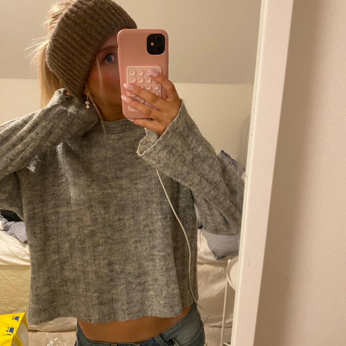 Grå ribbad stickad tröja