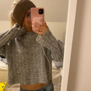 Grå ribbad stickad tröja - Sååå mysig stickad tröja som inte kommer till användning, super bra skick!!!