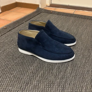 Höga Loafers - Ett par helt sprillans höga loafers utan märke med tyg på insidan. Skick 10/10 endast testade. Storlek 40. Hör av er vid frågor eller funderingar ✌️