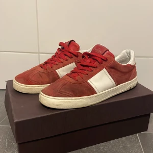 Valentino Flycrews - Ett par feta Valentino Flycrews | Storlek 43 | Alla spikar förutom 1 finns kvar | Box följs med