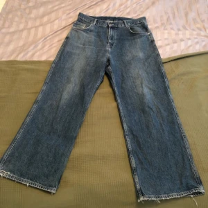 Blå jeans från District Fortysix - Snygga blå jeans från District Fortysix med en avslappnad passform. I använt skick med mindre slitage. Storlek s men skulle säga att de även passar m.