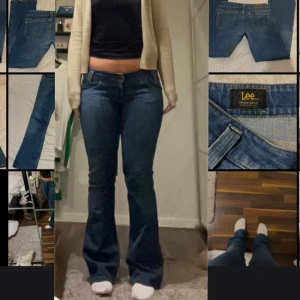 Blå jeans från Lee - Snygga blå jeans från Lee med klassisk femficksdesign och knappgylf. De har en bootcut-stil som ger en retro känsla. Perfekta för en avslappnad look. Jeans är lågmidjade. 