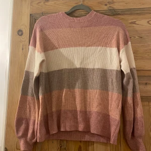 Randig stickad tröja - Mysig finstickad tröja med breda ränder i rosa, beige och brun. 🩷🤎🤍 lätt att styla både upp och ner. ✨