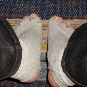 Grå Balanciaga strumpor - Grå Balenciaga strumpor med sliten look.