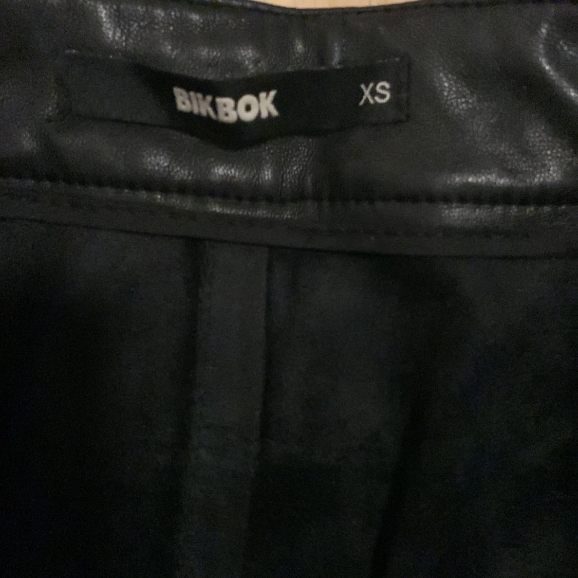 Svarta byxor i syntet från BikBok - 92