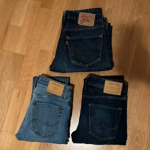 1x Levi’s 501,   2x Jack&Jones Glenn/Slim fit - Säljer ett 3pack jeans. Ett par Levi's 501 storlek 33/32. Två par Jack&Jones i modellen Glenn/Slim fit. Storlek 28/32 på båda men dem sitter 30/32.🔥Skriv privat om ni bara vill köpa ett par✅ Skriv för fler bilder o pris kan diskuteras✅