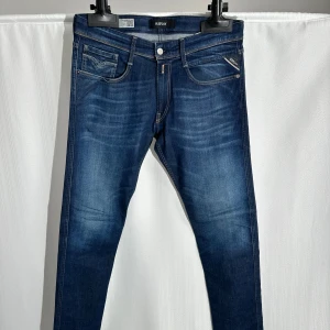 Replay Jeans - Replay Anbass Slim Fit | Storlek 33 | Mycket fint skick, 8/10 | Enda defekten, sömmen har lossnat lite, se bild 3 | Nypris Ca 1000 | Hör av dig vid fler frågor // Loretti Fashion UF
