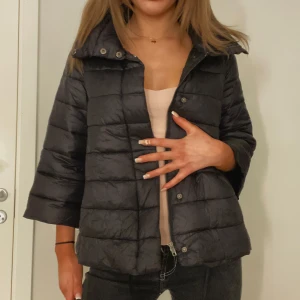 Svart jacka med trekvartsärmar  - Följ mig gärna då jag lägger upp liknande plagg 🌼Säljer denna suuuuper snygga svarta hernoliknande jackan från top secret. Den är i storlek 38 men passar även mig som brukar ha storlek S. Den är i perfekt skick och utan skavanker. Skriv gärna om du har frågor eller köp direkt via köp nu så skickar jag dagen därpå ❤️