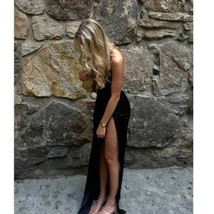 Balklänning - Säljer nu min älskade balklänning, köpte den för 1600. Har lite små repor, skriv för fler bilder. Pris kan diskuteras🤗