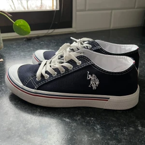Marinblå sneakers från U.S. Polo Assn. - Snygga marinblå sneakers från U.S. Polo Assn. Använt typ 2 gånger.