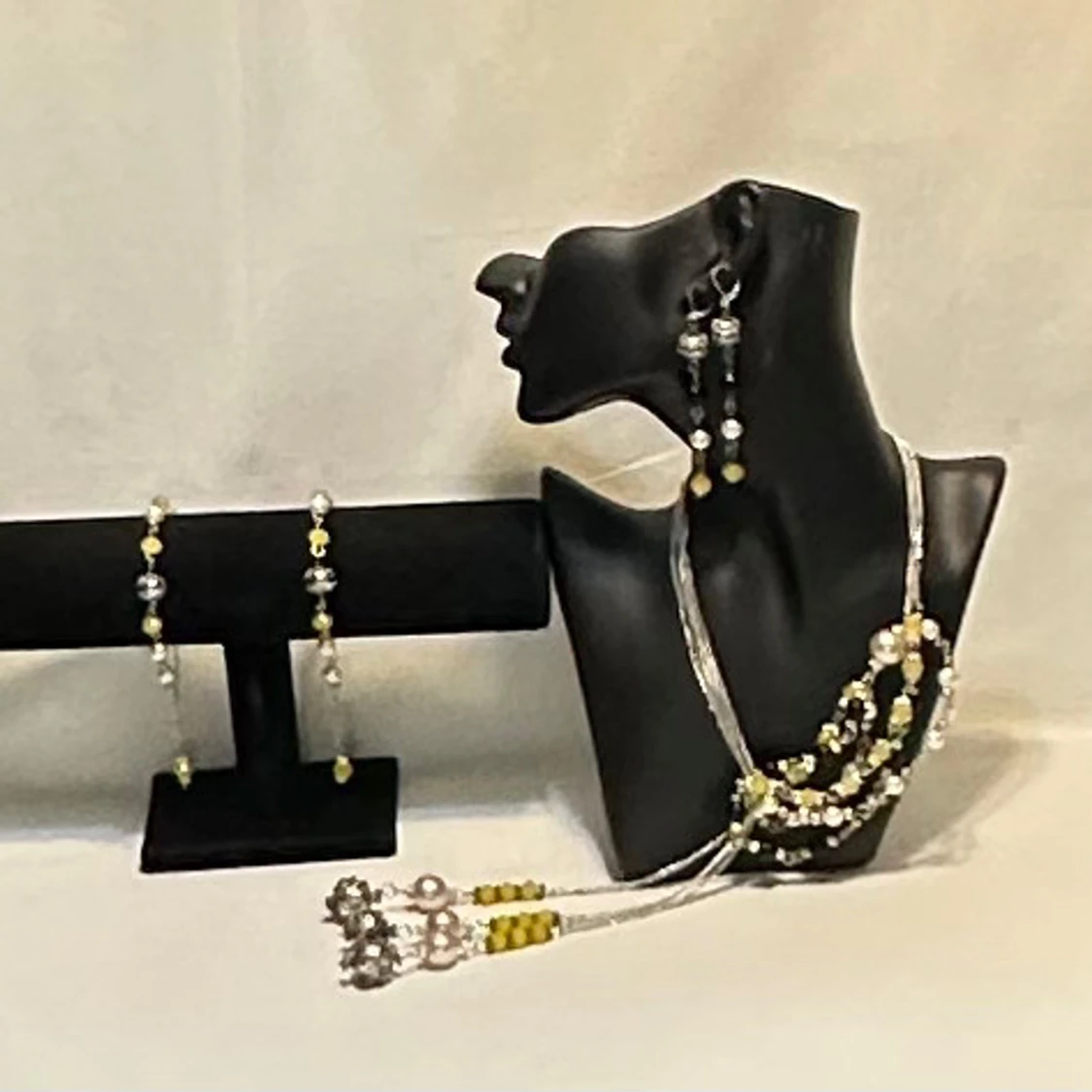 Smyckesset med halsband och örhängen