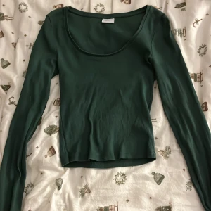 Fin långärmad topp - Använd fåtal gånger, kort i modellen och liten i storlek. Från Noisy May men köpt på Verdo Moda.