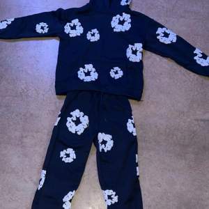 Denim tears tracksuit helt ny skick 10/10 perfekt för dig som vill hålla sig varm och bekväm