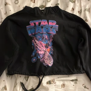 Starwars hoddie  - Croppad svart hoddie med Starwars motiv, bra passform. Snörning läst ner som man kan dra åt.