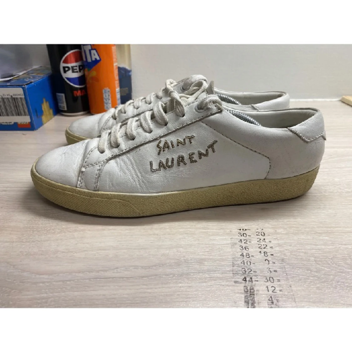 Vita sneakers från Saint Laurent