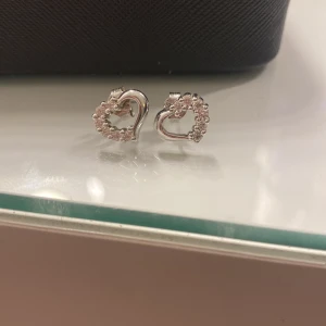 Hjärtformade örhängen i silver - Helt oanvända superfina silver öronhöngen.