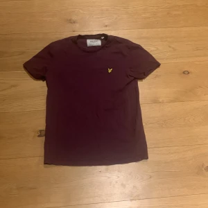 Vinröd t-shirt från Lyle & Scott - Snygg vinröd t-shirt från Lyle & Scott skick 9/10