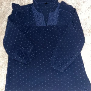  Blus  - En marinblå blus från shein k storlek xs oj bra check har inte använts så ofta.💗