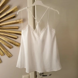 vit topp med spets kant - jättebra skick 