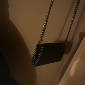 Axelremsväska - En axelremsväska som är köpt utomlands i Kreta