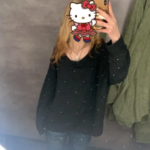 Svart tröja med pärlor - Säljer en svart tröja dekorerad med små pärlor. Tröjan har en lös passform och långa ärmar, perfekt för en stilren look. Den är både bekväm och trendig, idealisk för kyligare dagar. Storleken är XL men sitter mer som M/L.