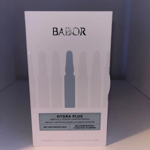Babor Hydra plus serum  - Babor Hydra Plus Ampoule Serum Concentrates är designade för att ge intensiv återfuktning till torr och uttorkad hud och hjälper bekämpa bakterier.Innehåller lågmolekylär hyaluronsyra och ProVitamin B5 för att förbättra hudens fuktbalans, barriär och skydda mot uttorkning. Köpt för ca 300 kr och är oöppnad🩷