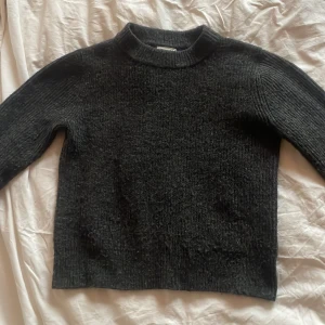 Grå/svart tröja  - Super fin grå/svart tröja. Säljer pga använder aldrig. Pris kan diskuteras 