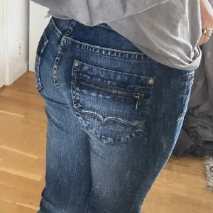 Lågmidjade mörkblå jeans   - Säljer dessa jätte snygga jeans som tyvärr är för stora. Dom är i jättebra skick och använda ett få tal gånger på grus av fel storlek. Fråga om nån vill ha fler bilder.Innerbens längden är 82cm och midjemått tvärs över är 40cm