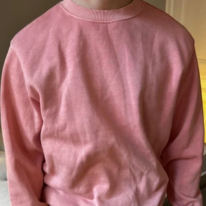 Rosa sweatshirt - Säljer min asnajs rosa sweatshirt typ nyskick 