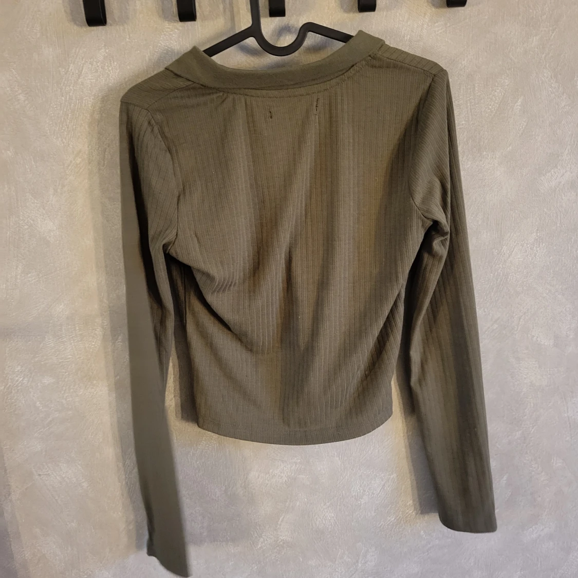 Olivgrön ribbad tröja från Sinsay - 90