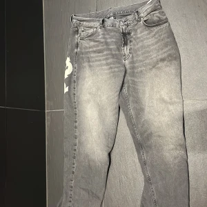 Baggy sweet sktbs jeans  - Coola grå jeans med tryck på baksidan från Sweet Sktbs Company. Perfekta för en avslappnad stil med en unik touch. Passar bra för skateboarding och streetwear. Sparsamt använda. Str M passar mig som är 188 cm men passar även kortare lätt. Köpta på junkyard för 999kr 